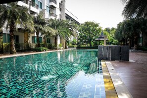 Una piscina al aire libre