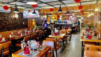 Breakfast, lunch, dinner served; Vietnamese cuisine