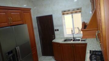Departamento, 3 habitaciones | Cocina privada | Refrigerador, microondas y cafetera y tetera