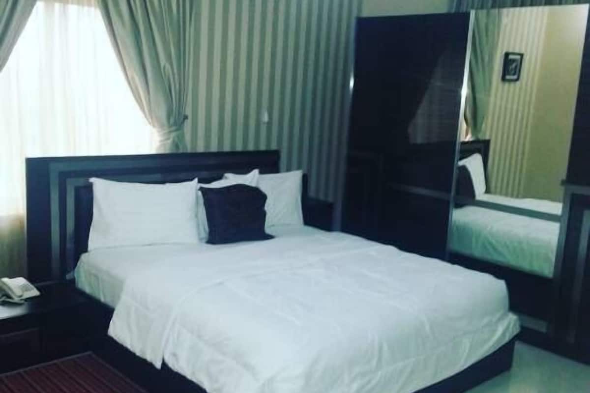Double Room, 1 Queen Bed