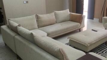 Departamento, 3 habitaciones | Área de sala de estar | Televisión de pantalla plana