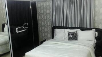 Habitación doble, 1 cama Queen size | 1 habitación, caja de seguridad en la habitación y escritorio