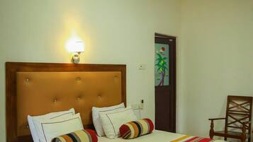 Premium bedding, in-room safe, desk, iron/ironing board