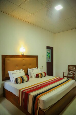 Premium bedding, in-room safe, desk, iron/ironing board - Hotel Moonstone (Anuradhapura)