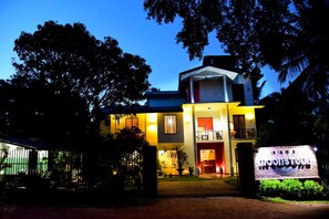 Front of property – evening/night - Hotel Moonstone (Anuradhapura)