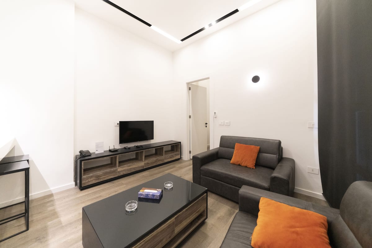 Suite, 1 Bedroom | Ruang tamu | 39 inci televisyen LED dengan satelit, TV