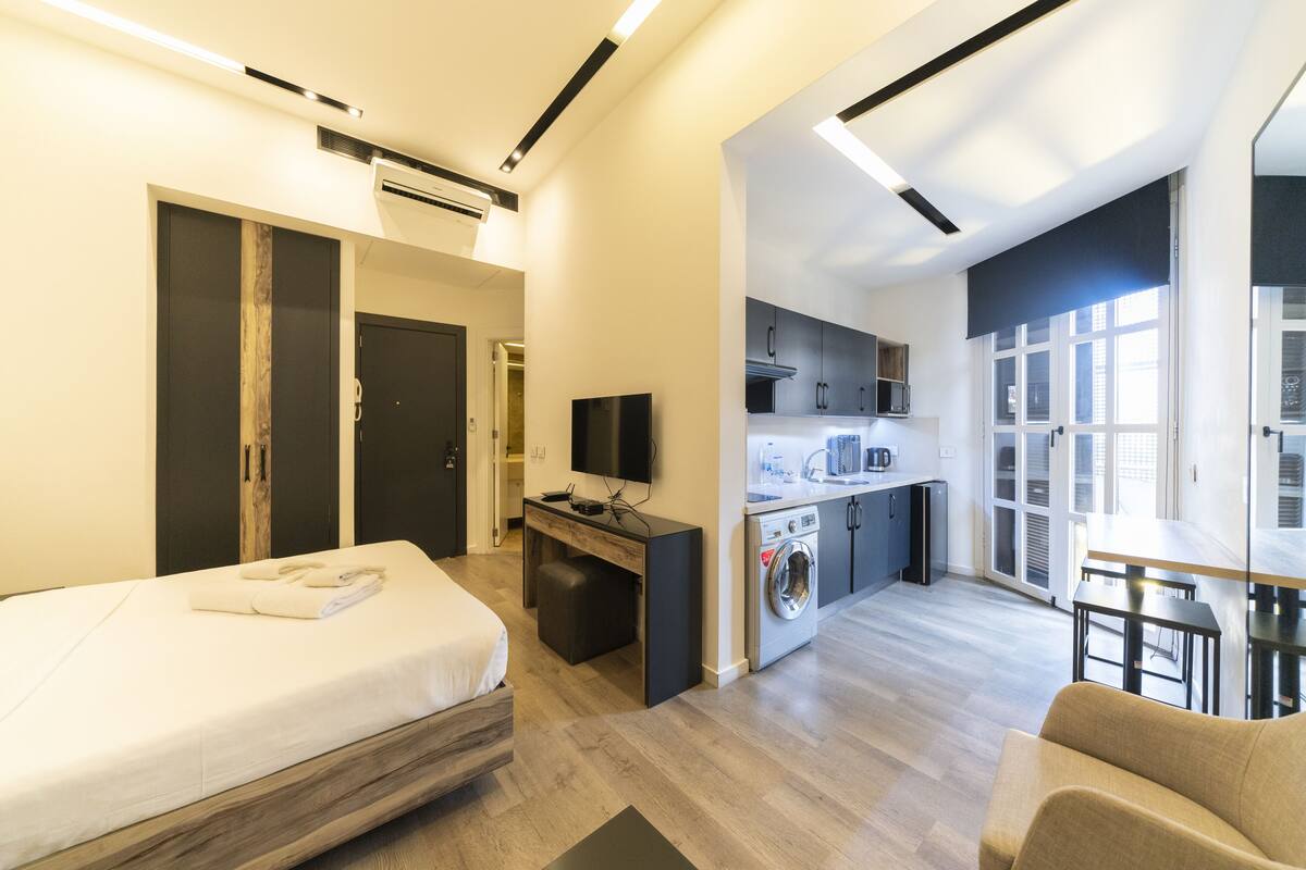 Executive Studio Suite, 1 Queen Bed, Smoking, City View | In-room safe, iron/ironing board, free WiFi, bed sheets