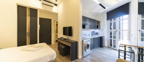 Executive Studio Suite, 1 Queen Bed, Smoking, City View