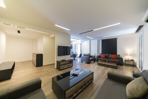 Dúplex, 2 habitaciones, terraza (Suite) | Sala de estar | Televisión LED de 39 pulgadas con canales por satélite, una televisión