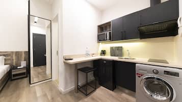 Standard Studio (Suite) | Private kitchenette | Fridge, microwave, stovetop, coffee/tea maker