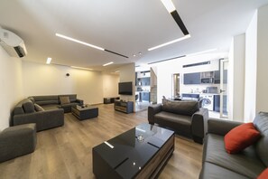 Dúplex, 2 habitaciones, terraza (Suite) | Sala de estar | Televisión LED de 39 pulgadas con canales por satélite, una televisión