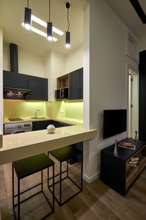 Executive Apartment, 1 Queen Bed, Smoking | Private kitchen | Fridge, microwave, stovetop, coffee/tea maker