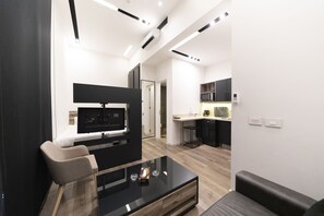 Standard Studio (Suite) | Living area | 39-inch LED TV with satellite channels, TV