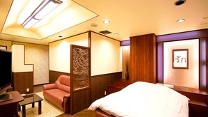 A hotel room with a bed, a desk, a chair, and a television. - Hotel Joy -Adult Only (Komaki)