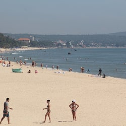 Privat strand, vit sandstrand, solstolar och strandhanddukar