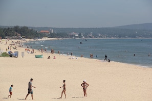 Playa privada, playa de arena blanca, camastros y toallas de playa 