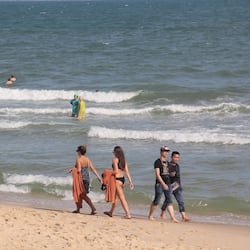 Privat strand, vit sandstrand, solstolar och strandhanddukar