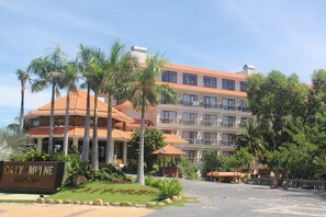 Front of property - Caty Muine Beach Resort & Spa (Phan Thiet)