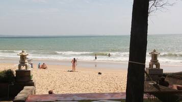 Private beach, white sand, sun loungers, beach towels