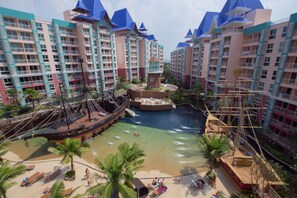 Ein Resort mit mehreren Gebäuden, einem Piratenschiff, einem Wasserpark und Palmen.