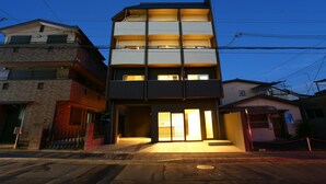 Fachada da propriedade à noite