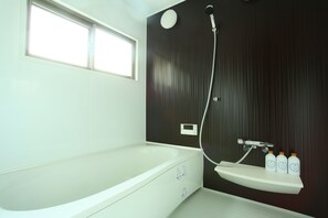Deluxe-Apartment, Mehrere Schlafzimmer | Badezimmer | Badewanne und Dusche (separat), Komfortbadewanne