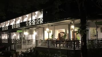 Vista frontal de la propiedad por la tarde o noche