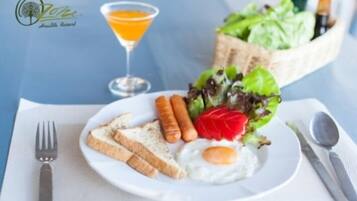 Desayuno continental (THB 100 por persona)