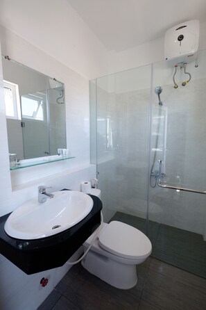 Shower, free toiletries, hair dryer, slippers - The Times Hotel (Hue)