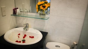 Shower, free toiletries, hair dryer, slippers - The Times Hotel (Hue)