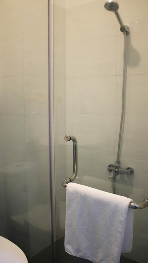 Shower, free toiletries, hair dryer, slippers - The Times Hotel (Hue)