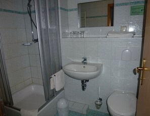 Quarto casal standard, sacada | Banheiro | Chuveiro, secador de cabelo (mediante solicitação), toalhas de banho 