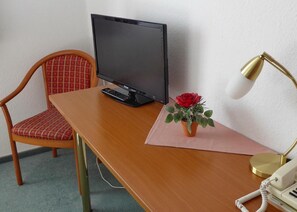 Desk, laptop workspace, soundproofing, bed sheets - (Bad Brambach)