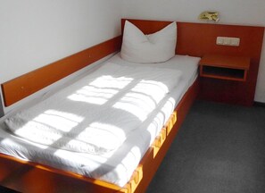 Desk, laptop workspace, soundproofing, bed sheets - (Bad Brambach)