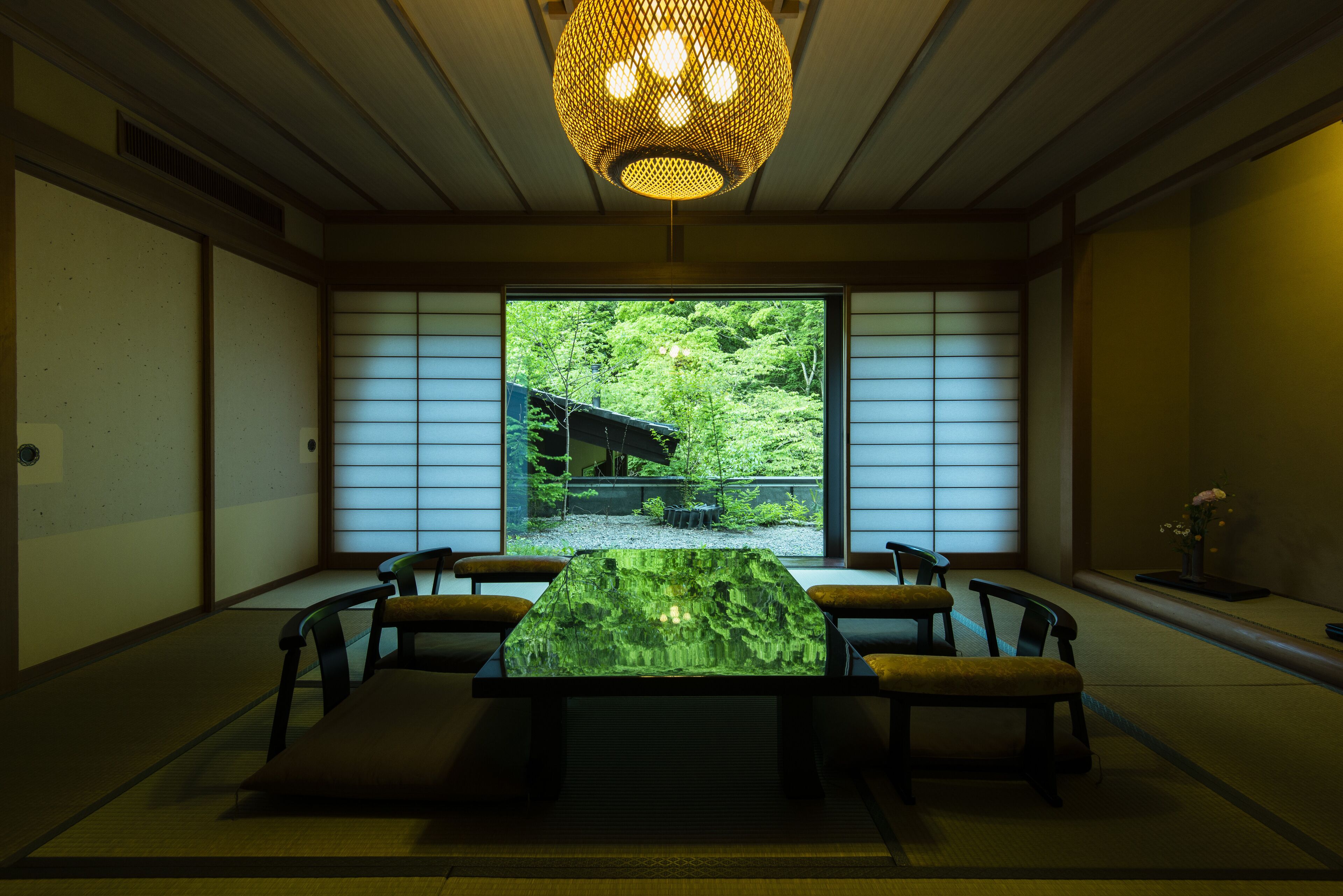 高級寝具、ミニバー、セーフティボックス (室内)、客室ごとに異なるインテリア