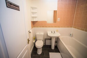 Lägenhet - 2 sovrum | Badrum | Dusch, gratis toalettartiklar, hårtork och handdukar