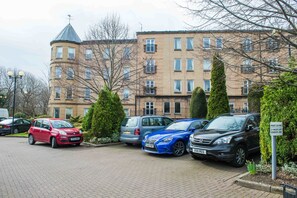 Vista frontal de la propiedad