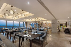 Daily buffet breakfast (CNY 99 per person)