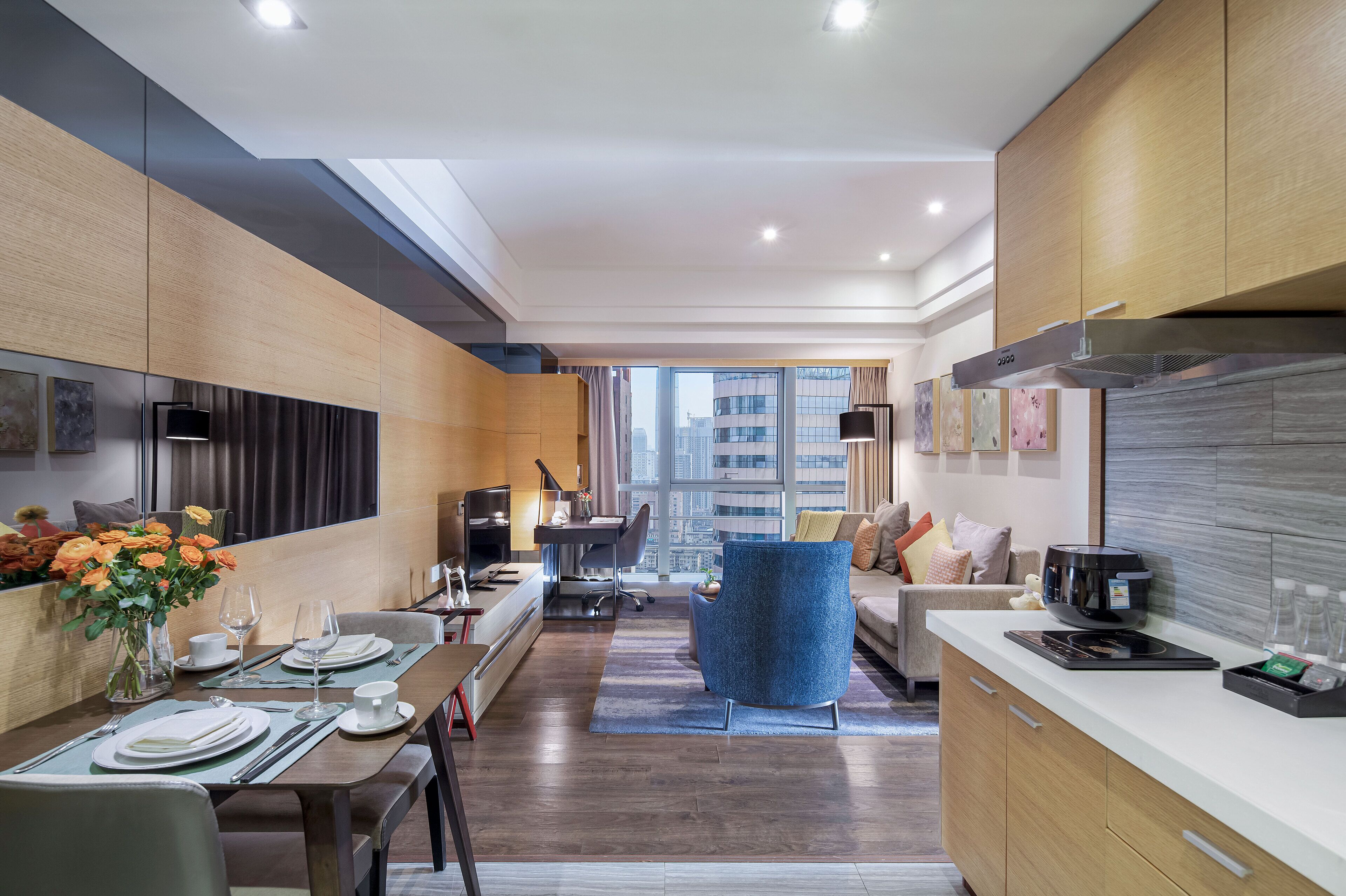 Una cocina moderna con comedor, ventanas amplias y vista a la ciudad.