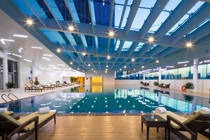 Indoor pool, open 9:00 AM to 10:00 PM, sun loungers, lifeguards on site - Modena by Fraser Changsha (Changsha)