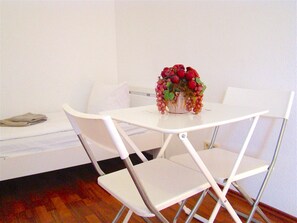 Muebles diferentes y tabla de planchar con plancha 