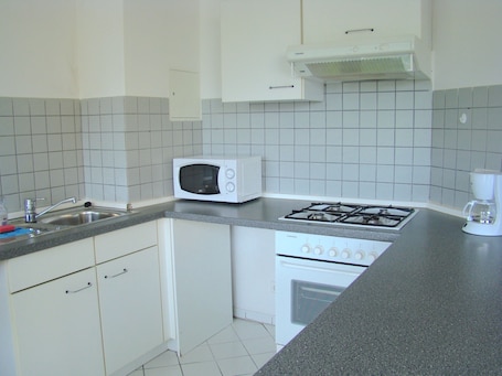 Refrigerador con freezer, microondas, horno, placa de cocina