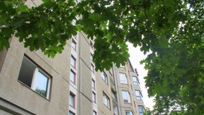 Un edifici d'apartaments de diverses plantes amb façana uniforme, nombroses finestres i balcons.