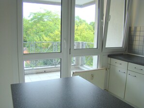 Suite, 2 chambres, salle de bains privée | Cuisine privée | Grand réfrigérateur, micro-ondes, four, plaque de cuisson