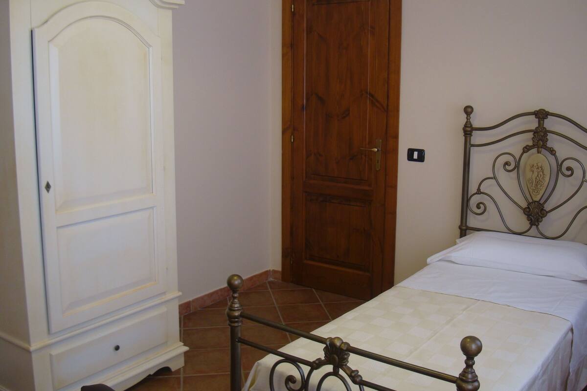 Quarto solteiro standard | 1 quarto, frigobar, escrivaninha, Wi-Fi de cortesia