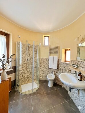 Quadrupla con terrazzo privato vista mare | Badezimmer | Dusche, kostenlose Toilettenartikel, Haartrockner, Bidet