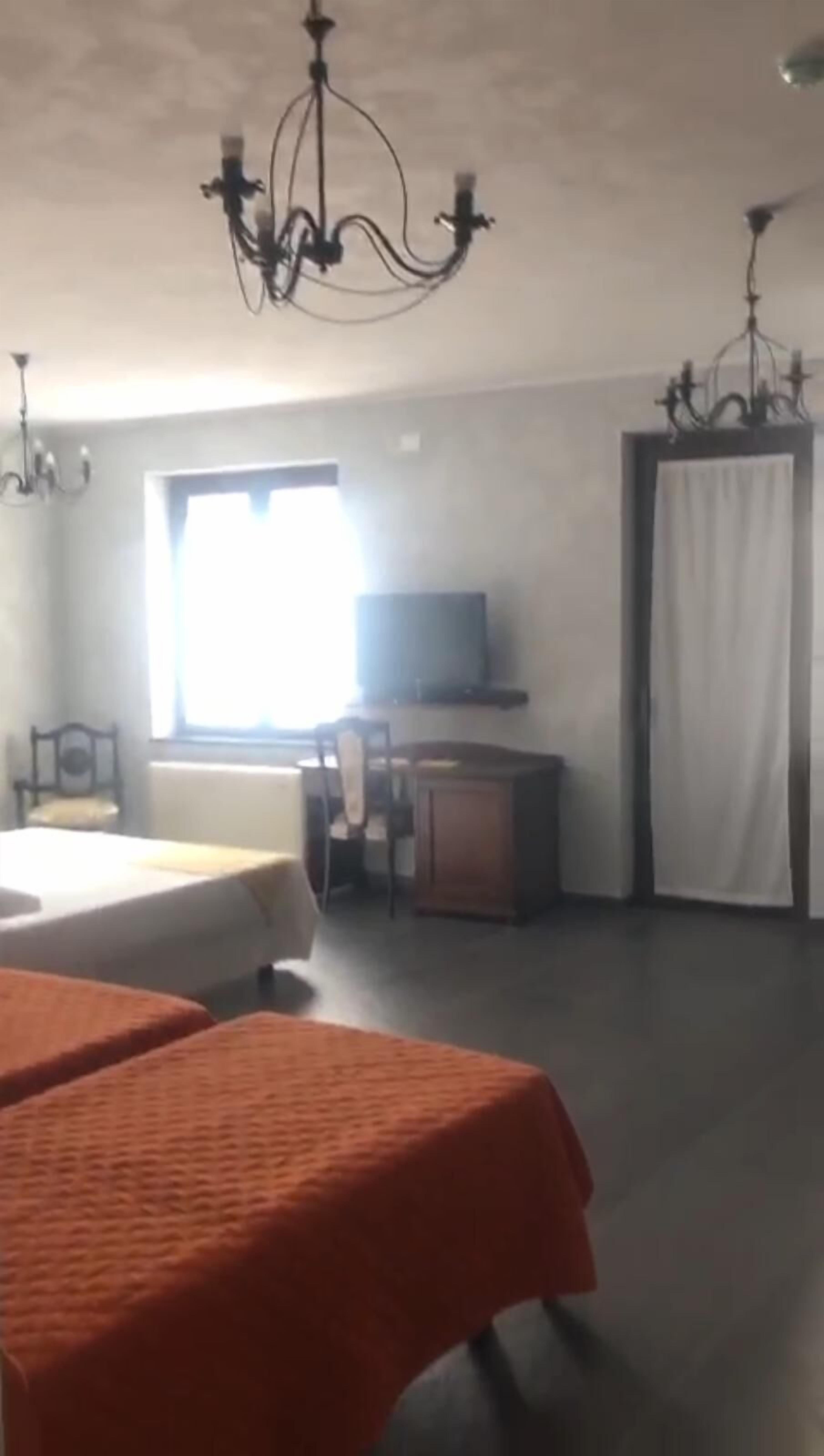 Quadrupla standard open space con 2 bagni | Frigobar, cofres nos quartos, escrivaninha