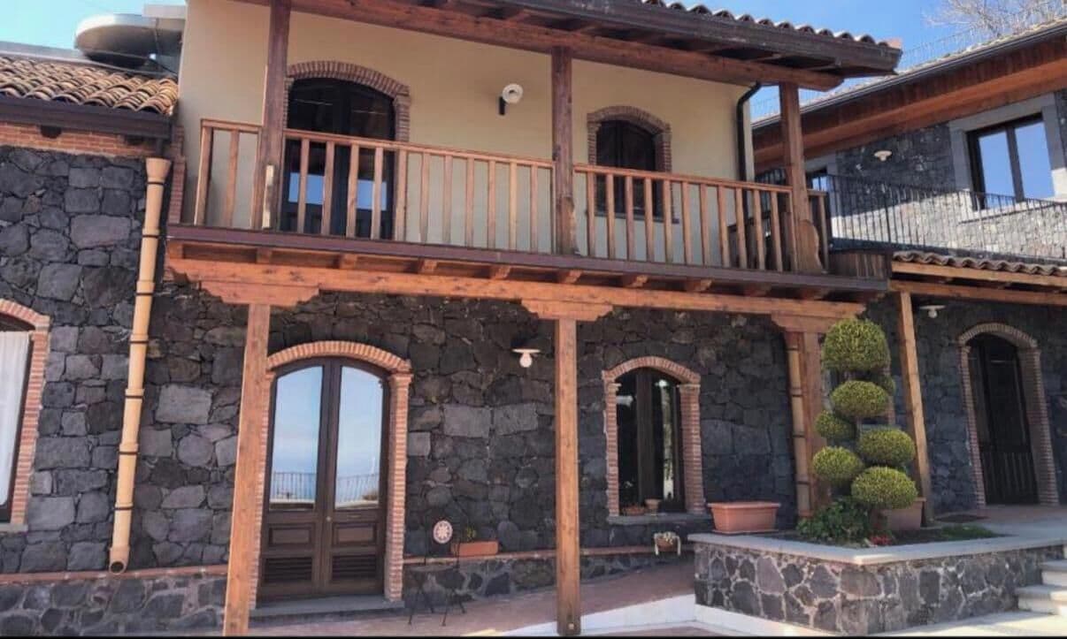 Minibar, caja de seguridad en la habitación y escritorio 