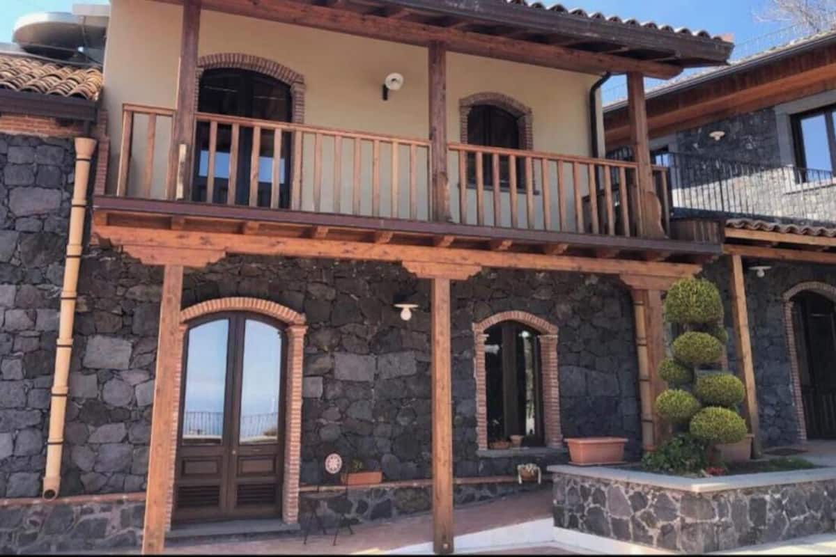 Minibar, caja de seguridad en la habitación y escritorio