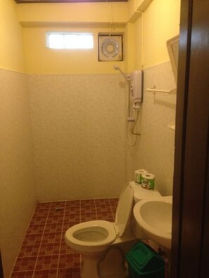 Shower, free toiletries, towels - Sackarinh Guesthouse (Luang Prabang)